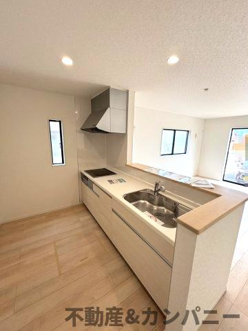 クレイドルガーデン東方2号棟　松山市東方町第2-2号棟(全2棟)　新築建売分譲2号棟のキッチン|きれいなキッチンです
