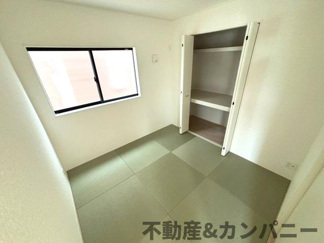 クレイドルガーデン東方2号棟　松山市東方町第2-2号棟(全2棟)　新築建売分譲2号棟の和室|落ち着いた雰囲気の和室付きです