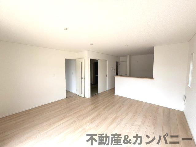 クレイドルガーデン東方2号棟　松山市東方町第2-2号棟(全2棟)　新築建売分譲2号棟の居間・リビング|こちらの居間で趣味の時間をお楽しみください