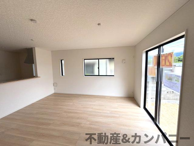 クレイドルガーデン東方2号棟　松山市東方町第2-2号棟(全2棟)　新築建売分譲2号棟の居間・リビング|ゆったり過ごせる居間です