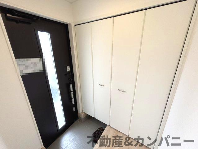 クレイドルガーデン東方2号棟　松山市東方町第2-2号棟(全2棟)　新築建売分譲2号棟の玄関|ゆったりとした玄関です