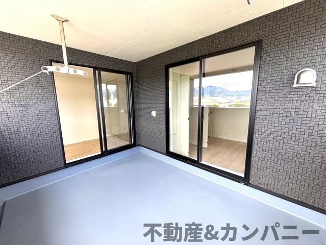 クレイドルガーデン東方2号棟　松山市東方町第2-2号棟(全2棟)　新築建売分譲2号棟のバルコニー|暖かな日差しのふりそそぐバルコニー