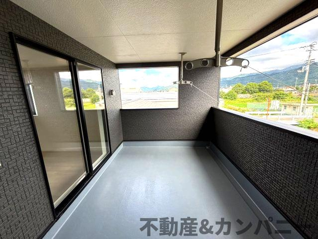 クレイドルガーデン東方2号棟　松山市東方町第2-2号棟(全2棟)　新築建売分譲2号棟のバルコニー|暖かな日差しのふりそそぐバルコニー