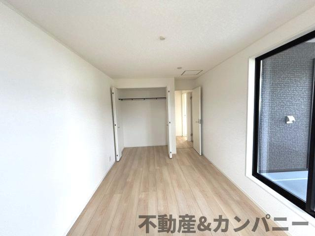 クレイドルガーデン東方2号棟　松山市東方町第2-2号棟(全2棟)　新築建売分譲2号棟の洋室|きれいな洋室です