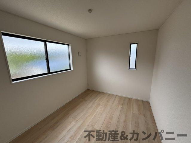 クレイドルガーデン東方2号棟　松山市東方町第2-2号棟(全2棟)　新築建売分譲2号棟の洋室|広々とした洋室です