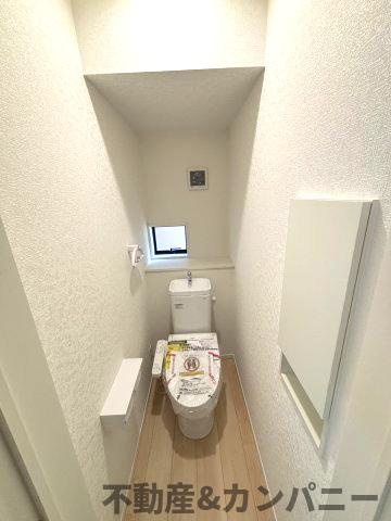 クレイドルガーデン東方2号棟　松山市東方町第2-2号棟(全2棟)　新築建売分譲2号棟のトイレ|落ち着いた色調のトイレです