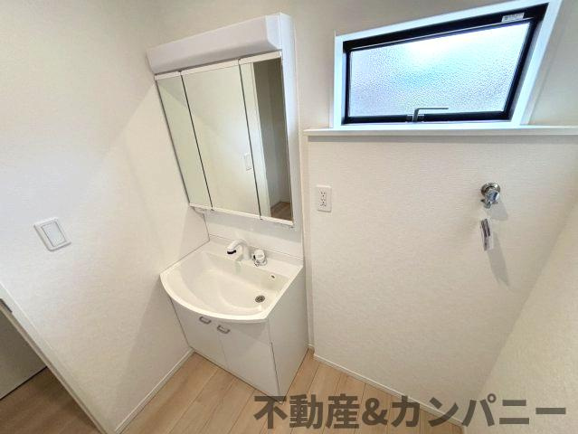 クレイドルガーデン東方2号棟　松山市東方町第2-2号棟(全2棟)　新築建売分譲2号棟の独立洗面台|独立洗面台、朝の身支度には欠かせません