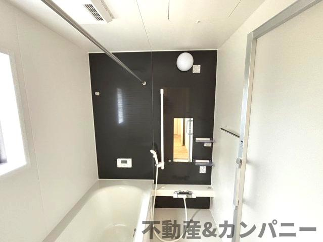 クレイドルガーデン東方2号棟　松山市東方町第2-2号棟(全2棟)　新築建売分譲2号棟の浴室|日々の疲れを癒すお風呂付です