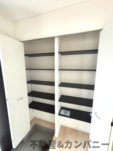 クレイドルガーデン東方2号棟　松山市東方町第2-2号棟(全2棟)　新築建売分譲2号棟の玄関|きれいな玄関です