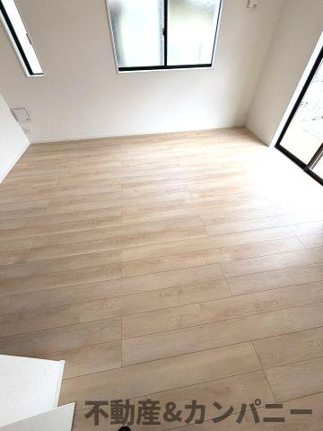 クレイドルガーデン東方2号棟　松山市東方町第2-2号棟(全2棟)　新築建売分譲2号棟の居間・リビング|使いやすいリビングです