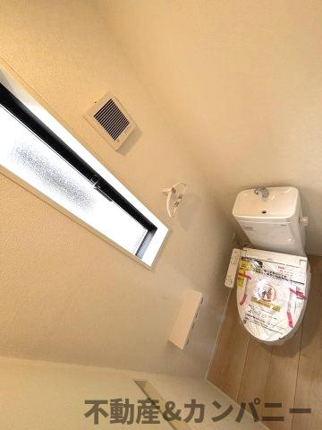 クレイドルガーデン東方2号棟　松山市東方町第2-2号棟(全2棟)　新築建売分譲2号棟のトイレ|清潔感のあるトイレです