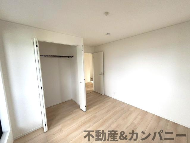 クレイドルガーデン東方2号棟　松山市東方町第2-2号棟(全2棟)　新築建売分譲2号棟の洋室|ゆったりした洋室です