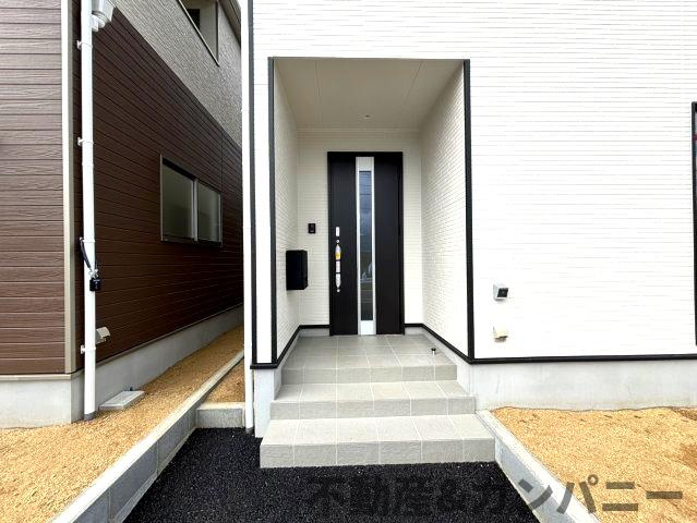 クレイドルガーデン東方2号棟　松山市東方町第2-2号棟(全2棟)　新築建売分譲2号棟の玄関|玄関です