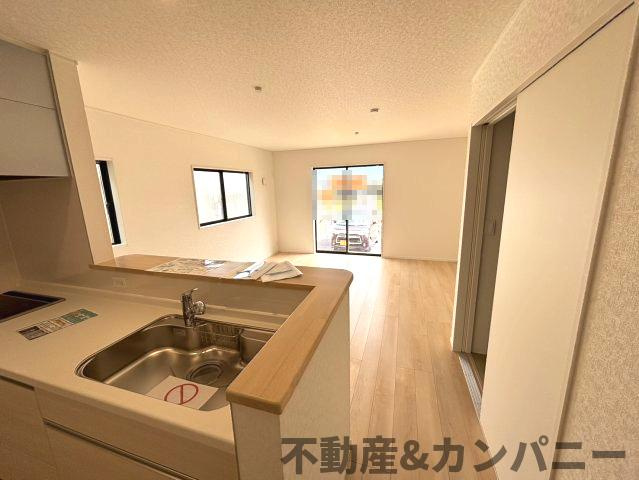 クレイドルガーデン東方2号棟　松山市東方町第2-2号棟(全2棟)　新築建売分譲2号棟の居間・リビング|ゆったり過ごせるリビングです