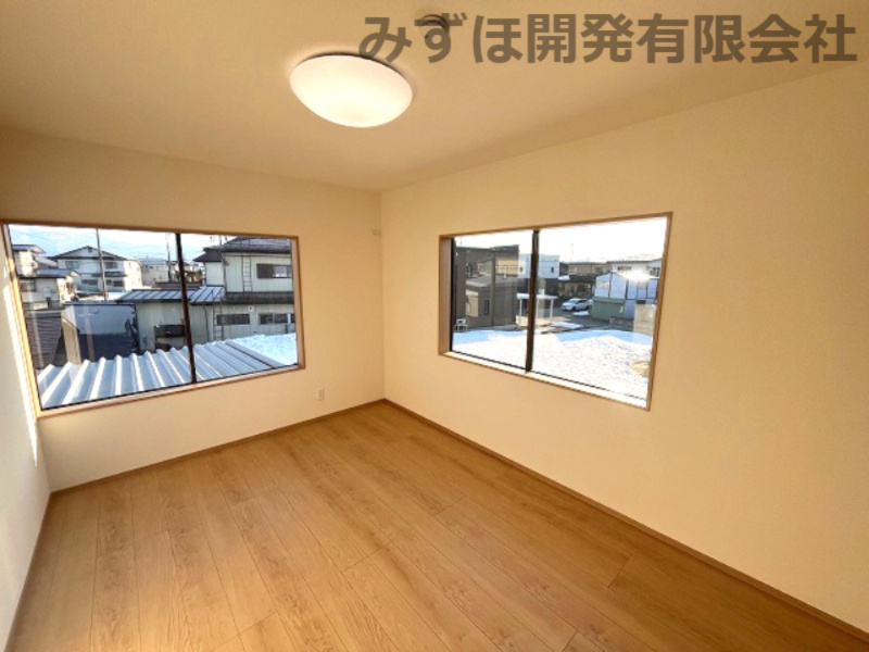 米沢市窪田町窪田1135-2のその他|２階洋室　2面採光で明るいお部屋に仕上げました