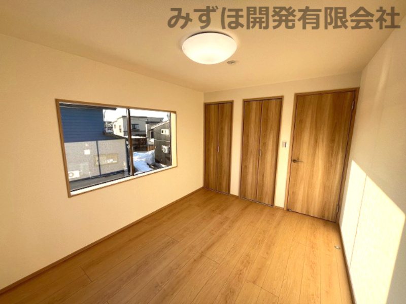 米沢市窪田町窪田1135-2のその他|２階洋室　建具を揃えて空間を馴染ませました◎