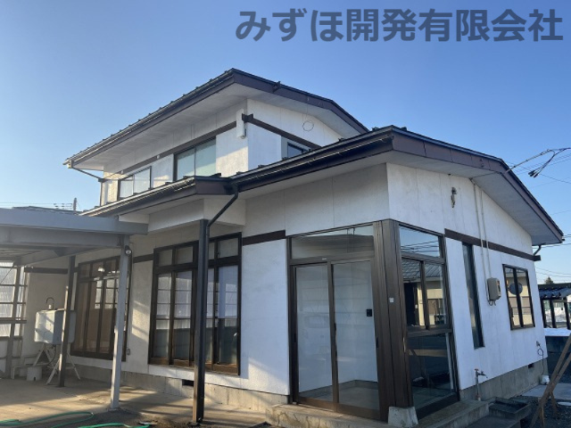 米沢市窪田町窪田1135-2の外観|風除室がしっかりあり、重厚感のある外観です◎