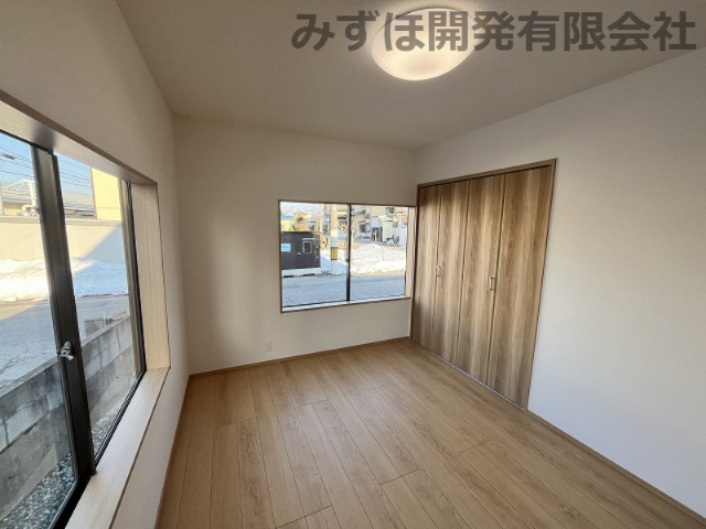 米沢市窪田町窪田1135-2の洋室|1階洋室は２面採光で明るく、さわやかな雰囲気のお部屋になりました。