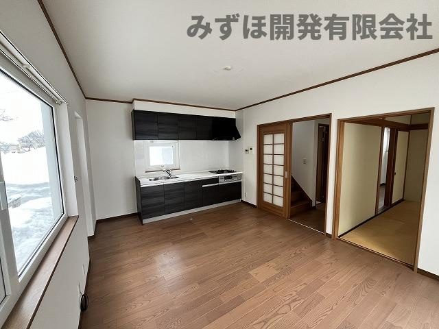 米沢市東1-14-1のキッチン|壁付けキッチンは空間を最大限使用でき、ゆったりとした家族時間を過ごすことができるのでおすすめです◎