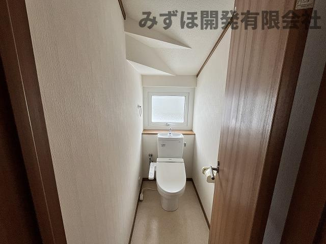米沢市東1-14-1のトイレ|階段下を有効活用！シンプルな作りと、窓があるので圧迫感を感じません◎