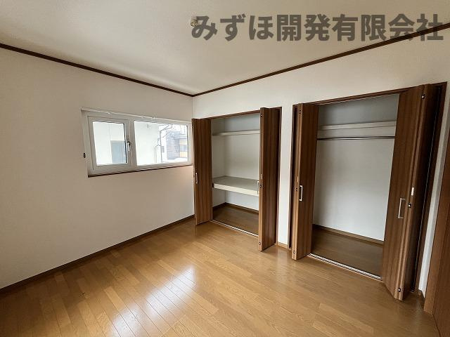 米沢市東1-14-1の洋室|8帖の洋室には大型のクローゼットがあり使い勝手が良さそうです！