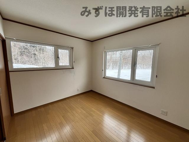 米沢市東1-14-1の洋室|8帖の寝室です。2面採光で明るく、床を貼り替えたので気持ちのいいお部屋です◎