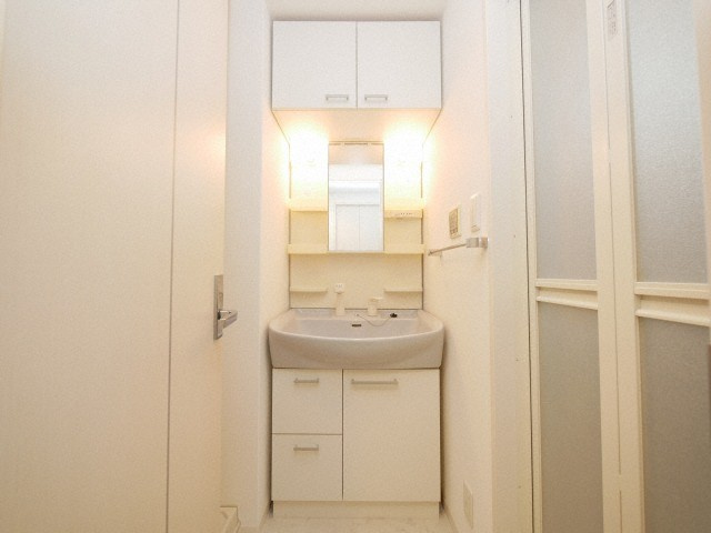 BRAVI新大阪の洗面所