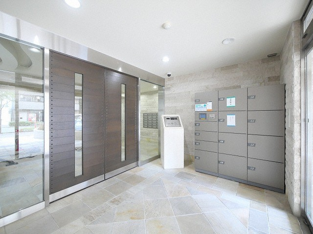 BRAVI新大阪のエントランス