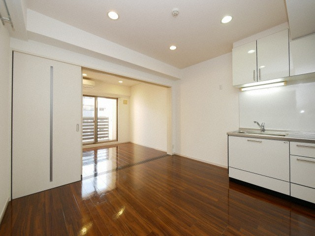 BRAVI新大阪の居間・リビング