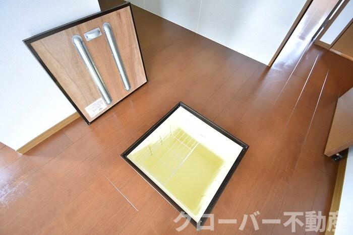 リビングタウン宇多津 A棟のキッチン|キッチン床下収納