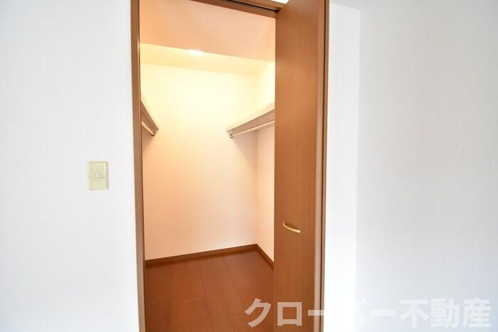 リビングタウン宇多津 A棟の収納|ウォークインクローゼット