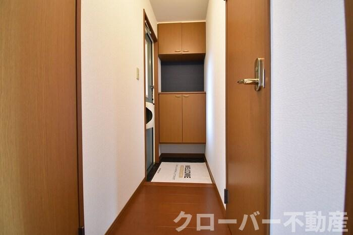 リビングタウン宇多津 A棟の玄関|シューズボックス（カウンタータイプ）