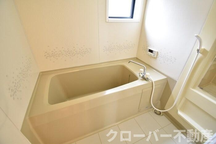 リビングタウン宇多津 A棟の浴室|ユニットバス（追い焚き機能付き）