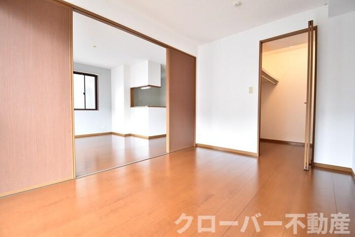 リビングタウン宇多津 A棟の洋室|南洋室６帖