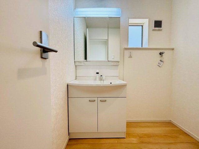 クワイエ　本巣市小柿第２　全３区画分譲の独立洗面台|床材に受ける様々な傷や、温度・湿度変化による、クラックの発生を大幅に抑える特殊加工を施工済みです。
水栓はリフトアップできて両手が使えます。またハンドシャワーでも使えます。