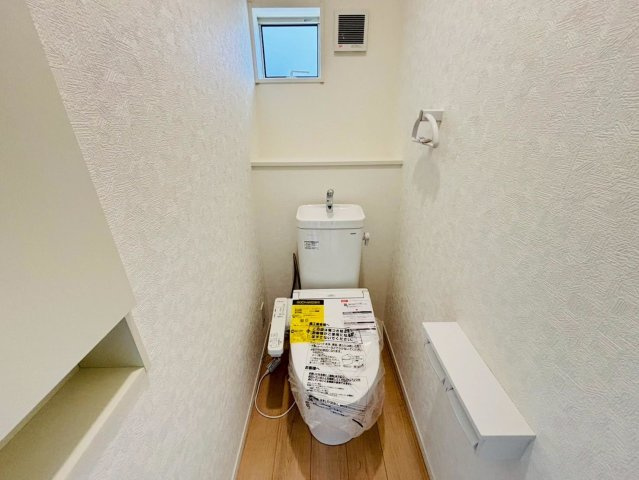 クワイエ　本巣市小柿第２　全３区画分譲のトイレ|超表面平滑加工とイオンパワーの「セフィオンテクト」加工で、汚れが付きにくく落ちやすい仕様のトイレです。
またツイントルネード洗浄で少ない水でも前方の返し部分から後方部までしっかり洗浄できます！