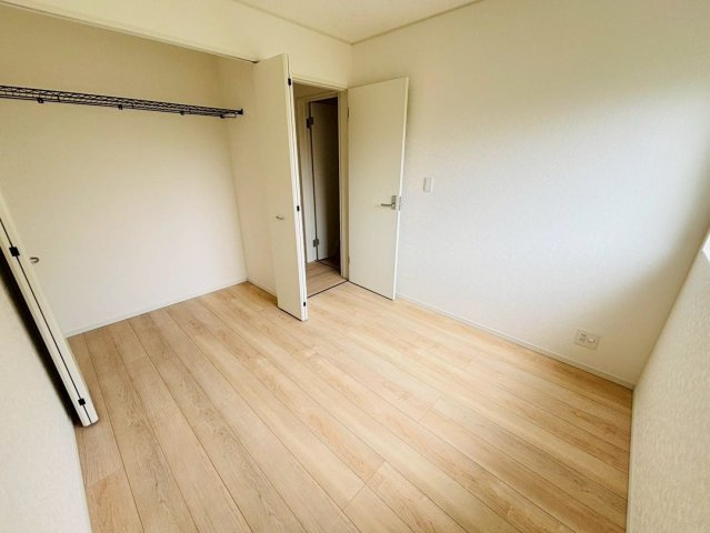 クワイエ　本巣市小柿第２　全３区画分譲の寝室|全居室にたっぷり収納できる大型収納を設置。窓ガラスは、断熱性能や結露防止効果の高いペアガラスを採用！
高い断熱性と共にガラス面の結露対策にも効果を発揮し湿気によるカビの発生を抑止します。