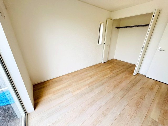 クワイエ　本巣市小柿第２　全３区画分譲の洋室|建具やクロスなどをトータルデザインでコーディネートしており、室内に落ち着きと安らぎを与えてくれます。
全居室収納付き！寝室やお子様のお部屋がスッキリ片付きます。