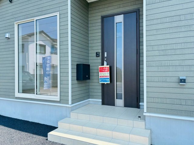 クワイエ　本巣市小柿第２　全３区画分譲の玄関|玄関ドアの取手ハンドル部分にセンサーがついて、カードタイプ・シールタイプのキーで施錠が可能で便利です。
お買い物の荷物で手が塞がっていても、楽々開錠できます。毎日の外出前の時間も短縮されて快適です！