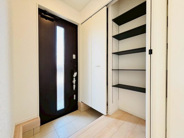 クワイエ　本巣市小柿第２　全３区画分譲の玄関|大容量のシューズ収納付きで玄関周りもすっきり！玄関ドアからの光が玄関ホールを明るくしてくれます。