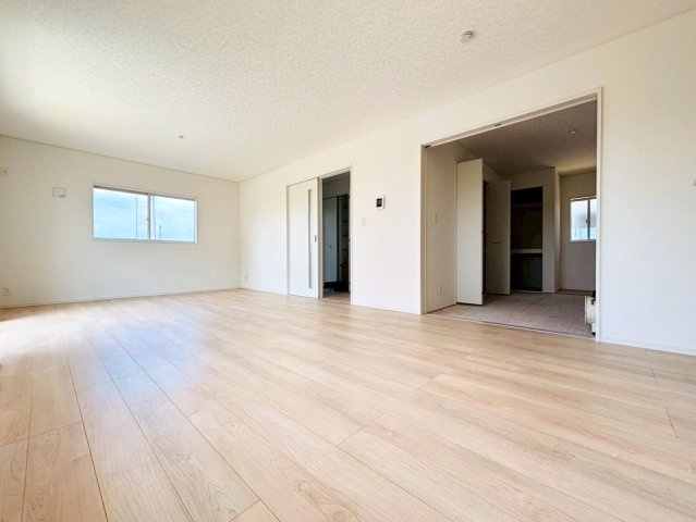 クワイエ　本巣市小柿第２　全３区画分譲の居間・リビング|フローリング材は木目調でナチュラルな美しさ。様々な傷やクラックの発生を大幅に抑える特殊加工済みです。
床材に受ける様々な傷や、温度・湿度変化によるクラックの発生を大幅に抑える特殊加工を施工済み。