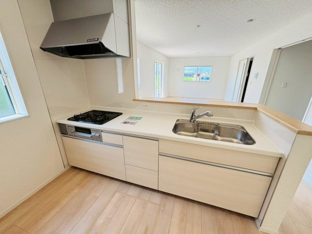 クワイエ　本巣市小柿第２　全３区画分譲のキッチン|お手入れがラクなステンレスをワークスペース部分トップに使用した、機能的で美しいシステムキッチンです。
浄水器組込み水栓でシンクまわりがスッキリ広々お使いいただけます。フラットな造りでお掃除も楽々です。