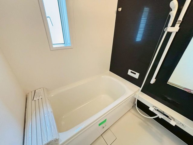 クワイエ　本巣市小柿第２　全３区画分譲の浴室|保温浴槽使用で４時間たっても浴槽の湯温低下はわずか約2.5度の省エネ仕様です。【暖房換気乾燥機】付き！
サイドブロー機能を備えた省エネ衣類乾燥機です。窓付きの明るく清潔な空間でゆったりバスタイムを！