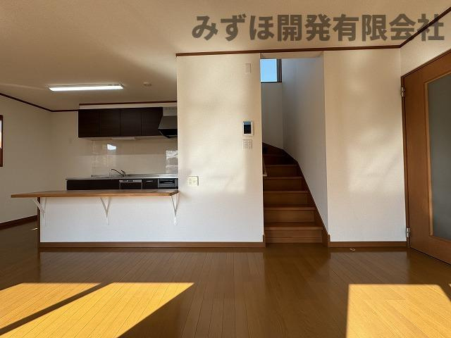 米沢市万世町牛森4150-31の内装|明るい室内です