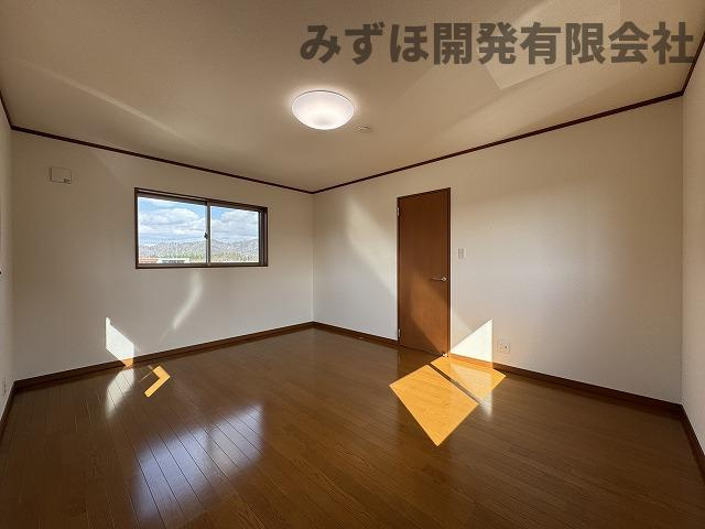 米沢市万世町牛森4150-31の洋室|落ち着いた色調の洋室です