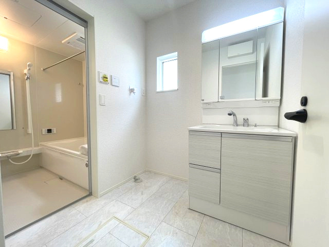 廿日市市阿品台3丁目　№35625の独立洗面台|三面鏡裏収納があるので
小物もスッキリ収納できます。