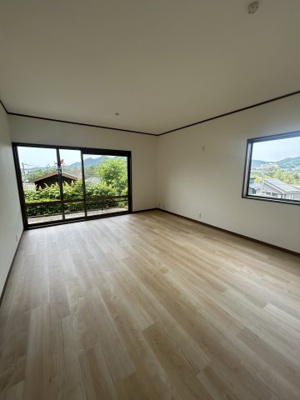 【洋室】 | 熊野町呉地五丁目　戸建 | 1階10.5帖洋室