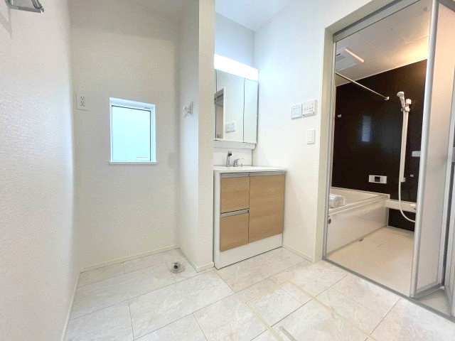 廿日市市阿品台3丁目　№35626の独立洗面台|3面鏡の裏には便利な
収納があります。