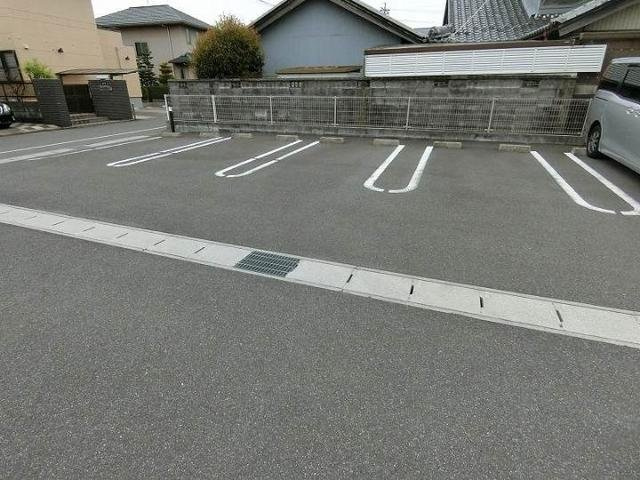 イオス　本今の駐車場