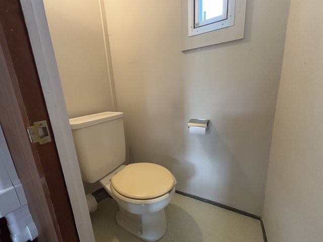 窓付きがうれしいトイレです。